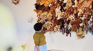 Kvinna med konstverk av gosedjur