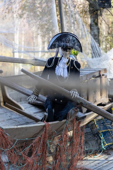 Ett skelett iklädd piratkostym.