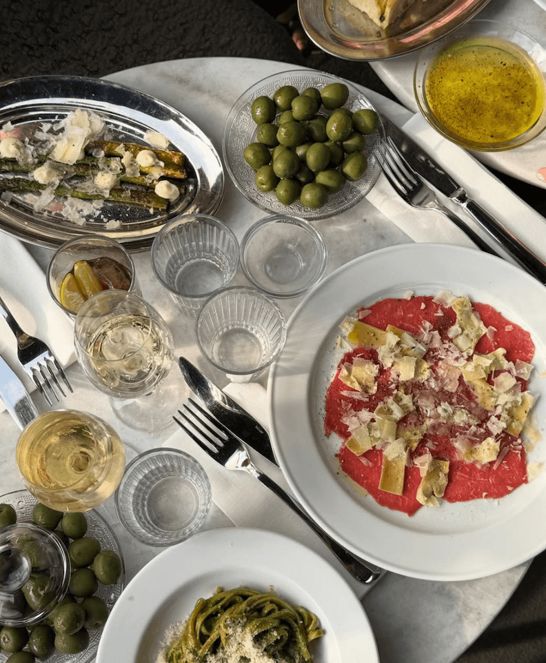 olika maträtter på ett bord