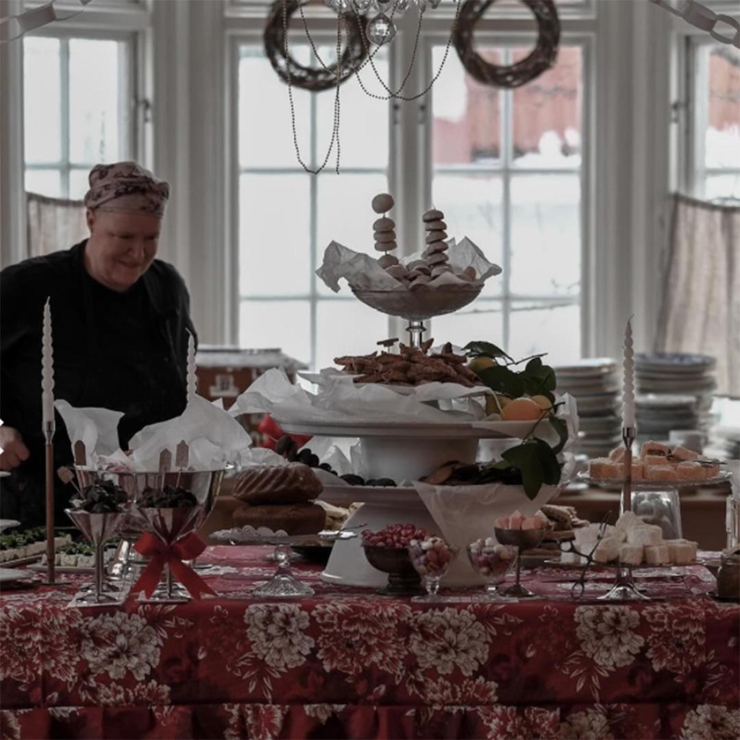 Juligt bord med te och småbröd