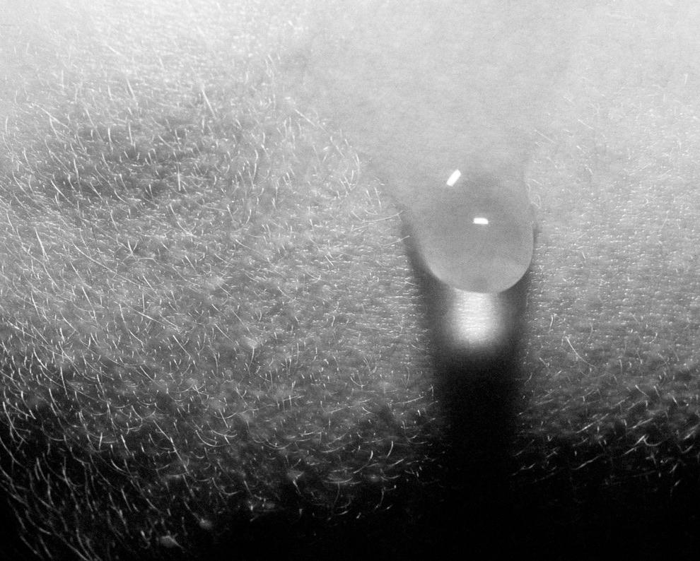 svartvit bild vattendroppe på hud