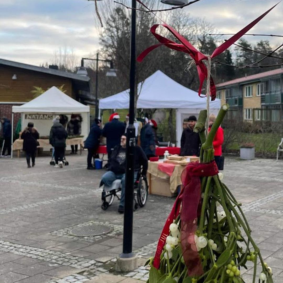 julmarknad med vita tält