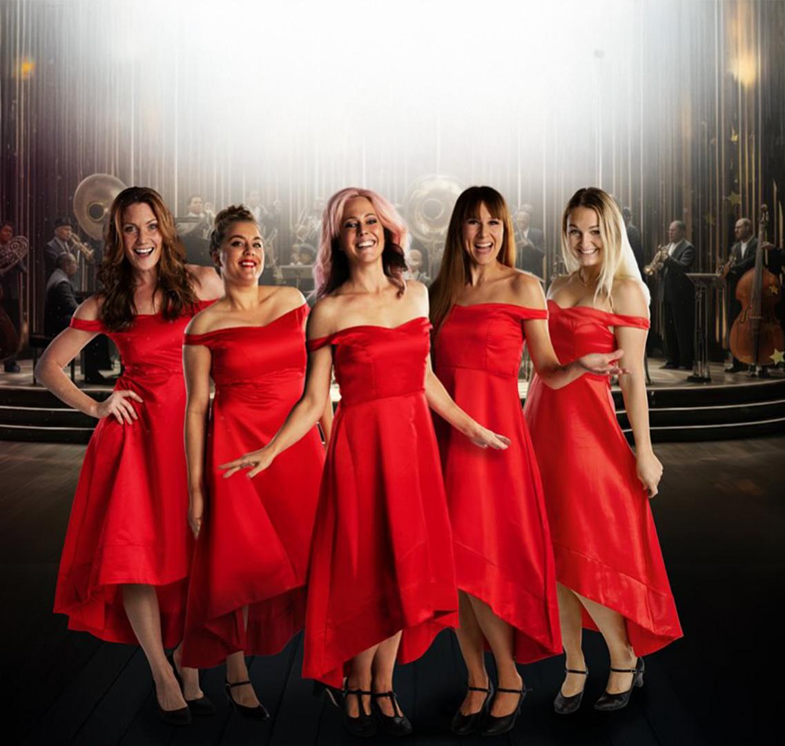 kvinnor i röda klänningar
