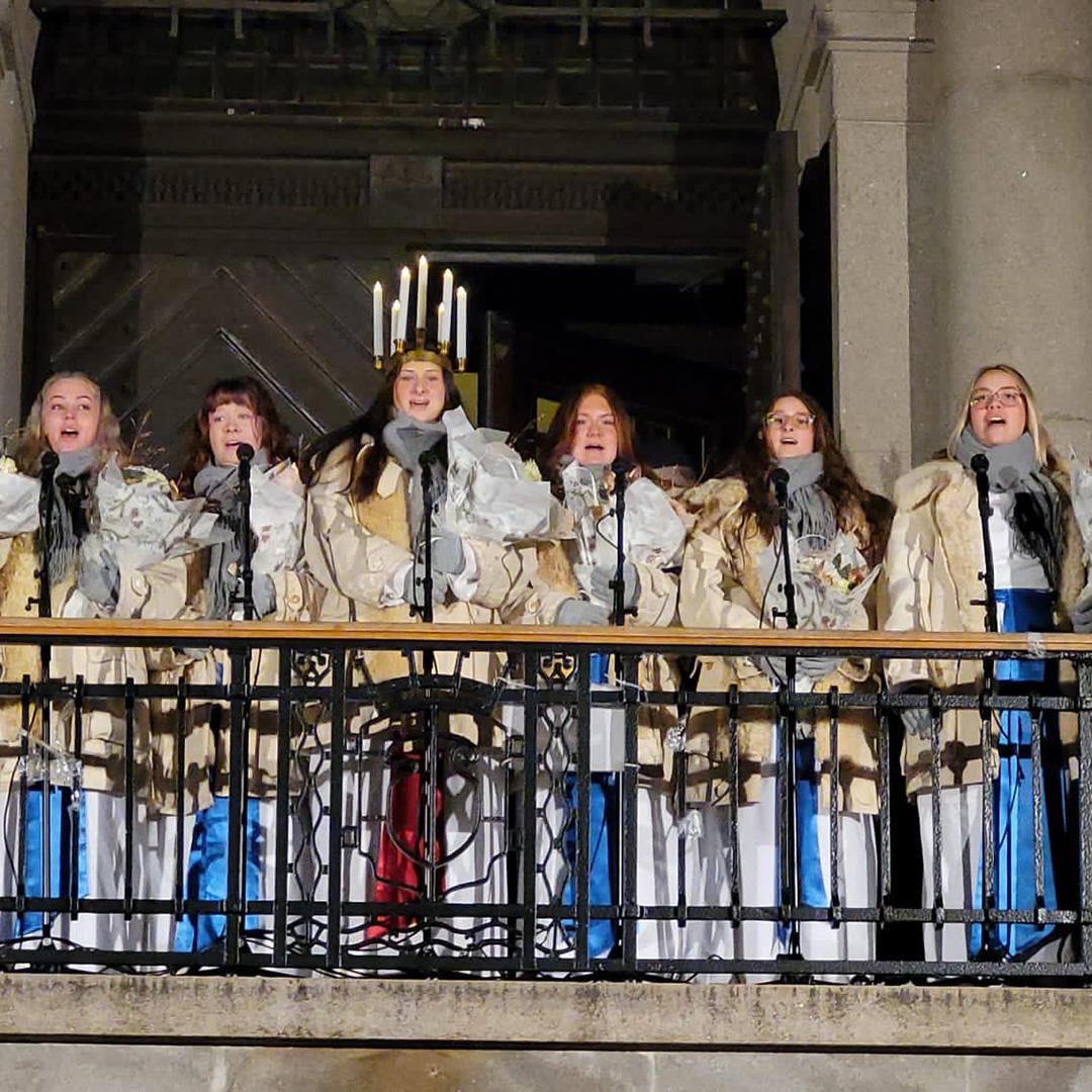 luciatåg på rådhustrappa