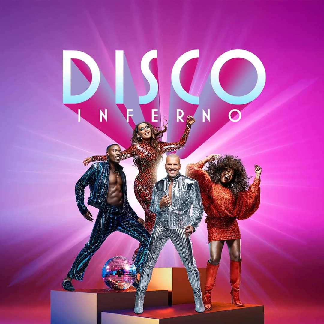 bandmedlemmar med discokläder