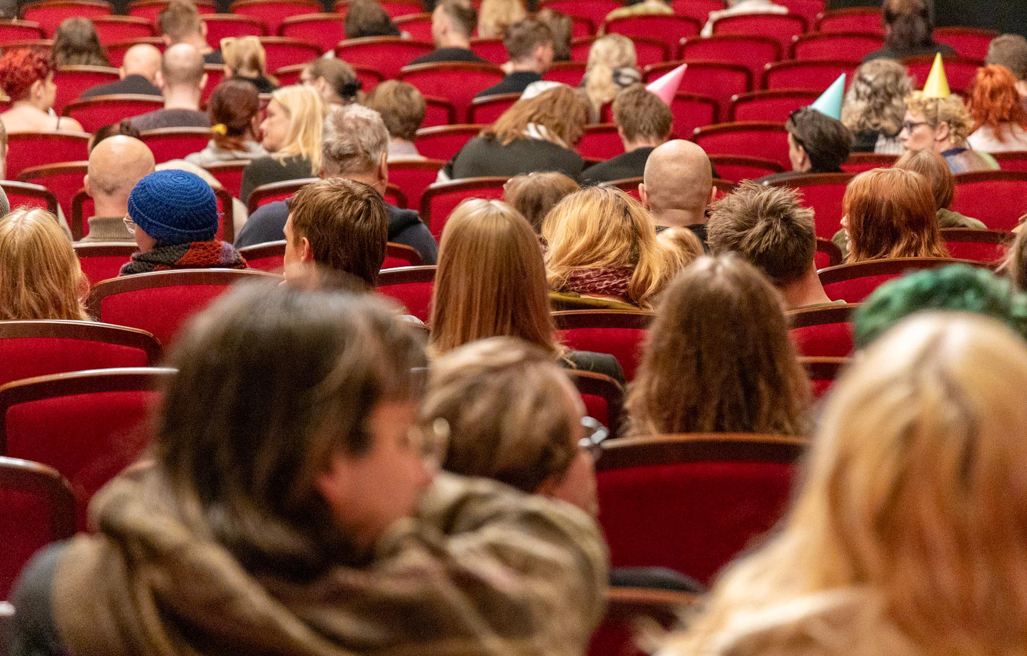 Människor sitter i en biosalong.