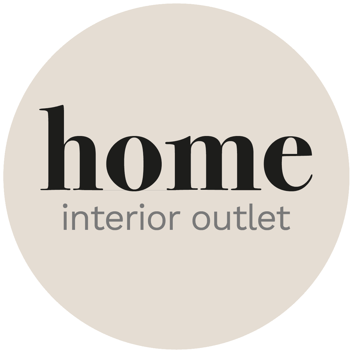 Logga för home interior outlet. Svart text på beige botten.