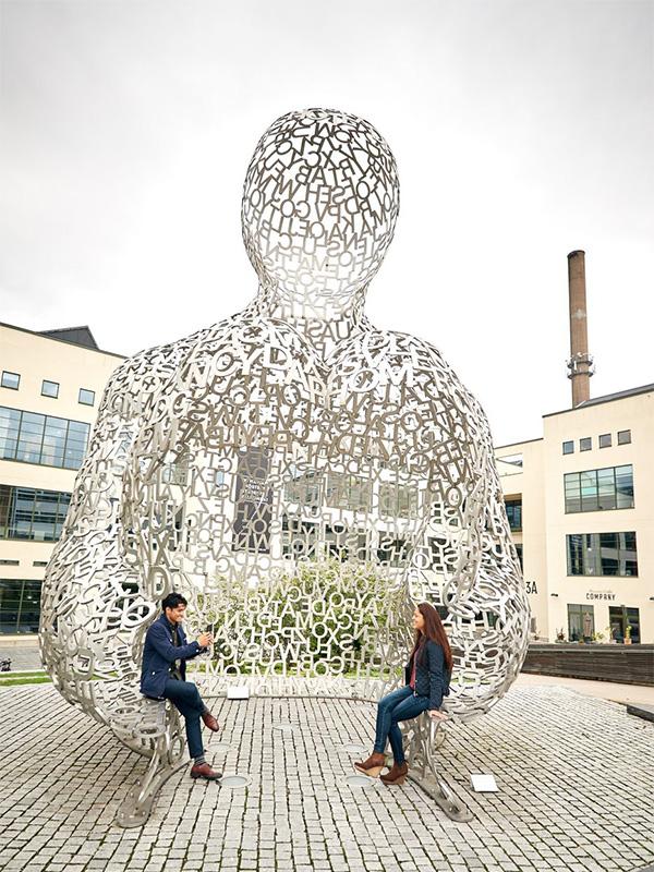 En stor staty av en människa man kan sätta sig i.