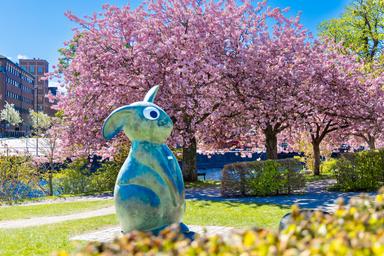 En kaninskulptur i en park.