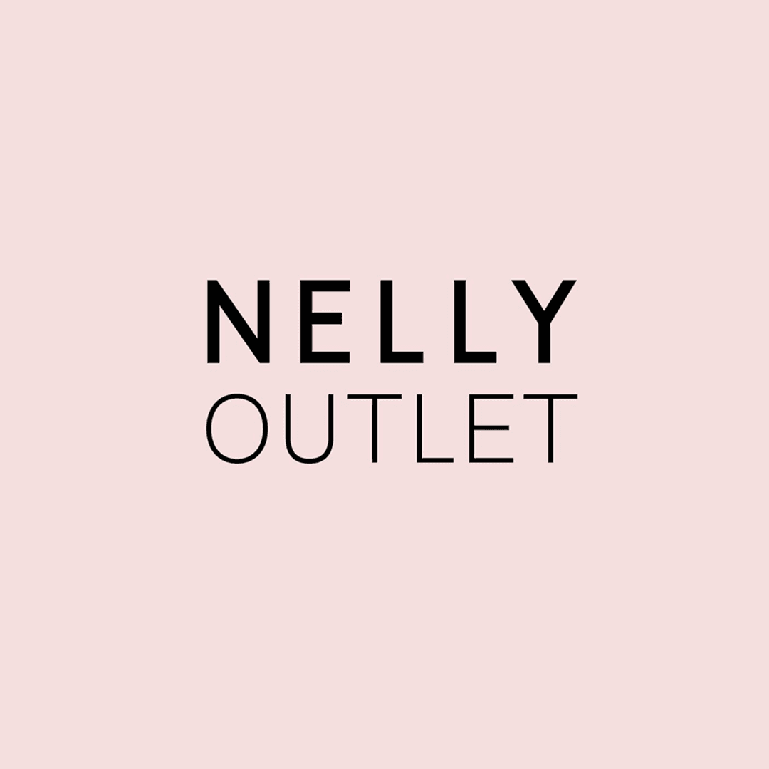 Svart text Nelly Outlet. Ljusrosa bakrund.