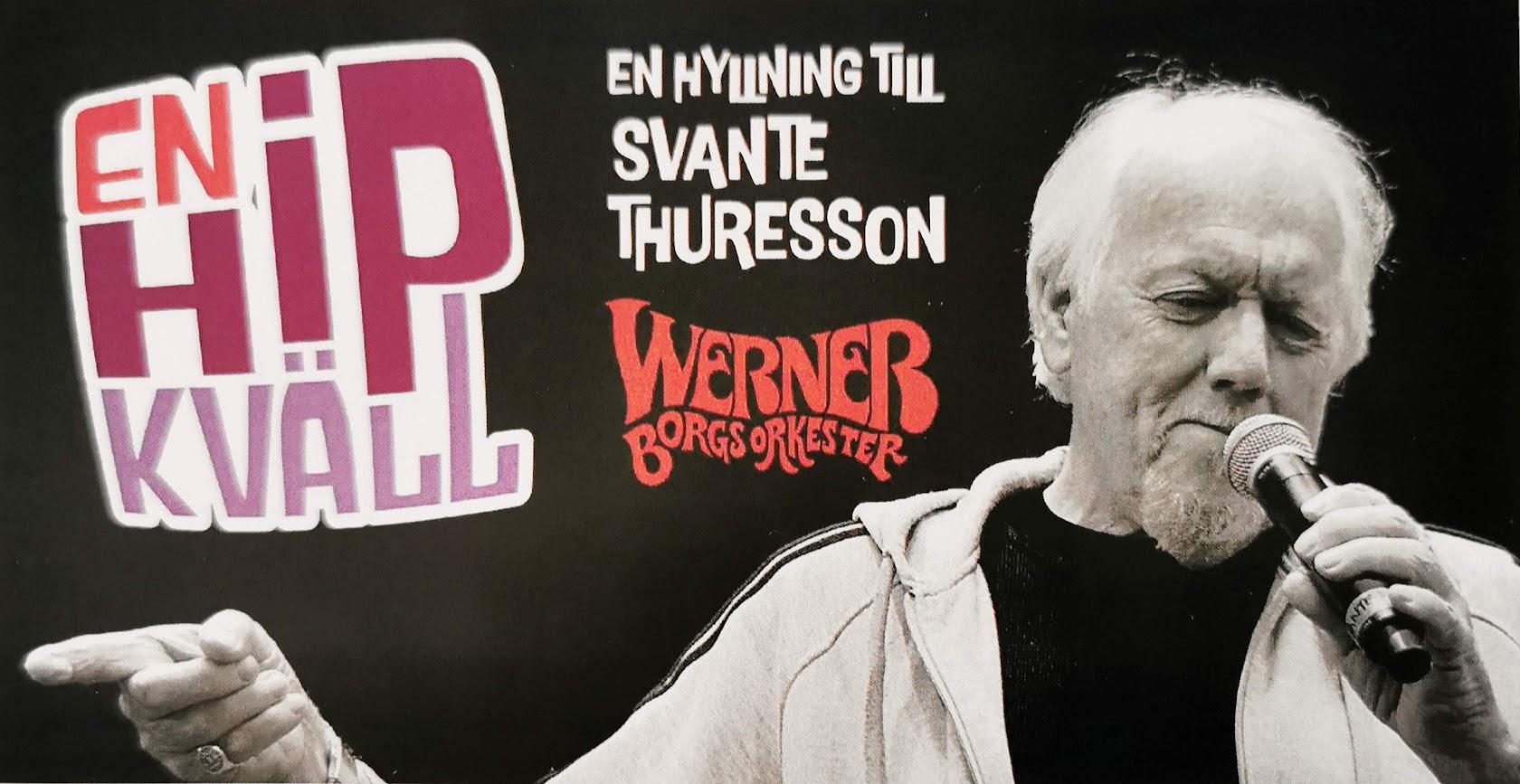 Bild med man som sjunger med texten En hyllning till Svante Thuresson.