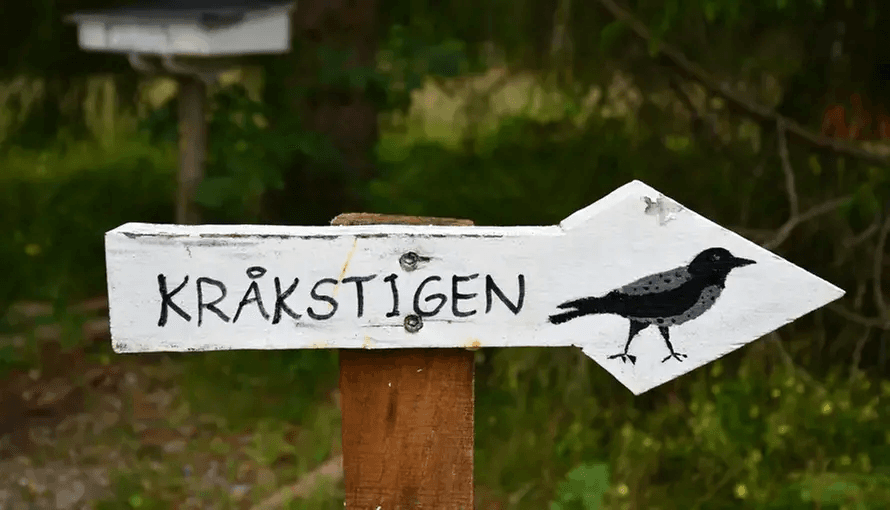 En skylt där det står Kråkstigen på.