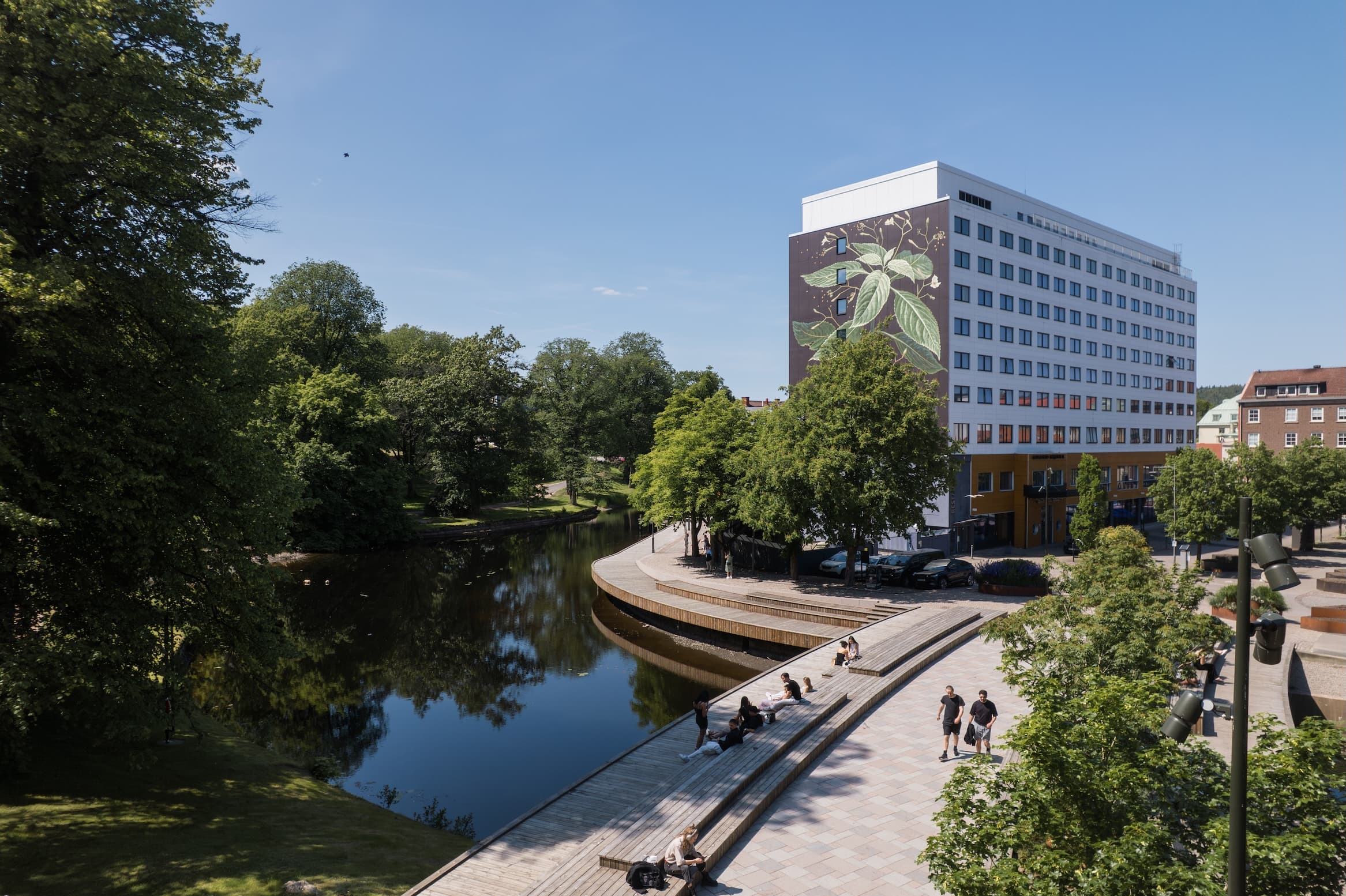 Hus vid Viskan med muralmålning.