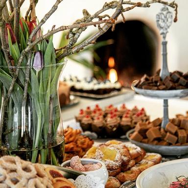 Fikabuffé uppdukad på ett bord.