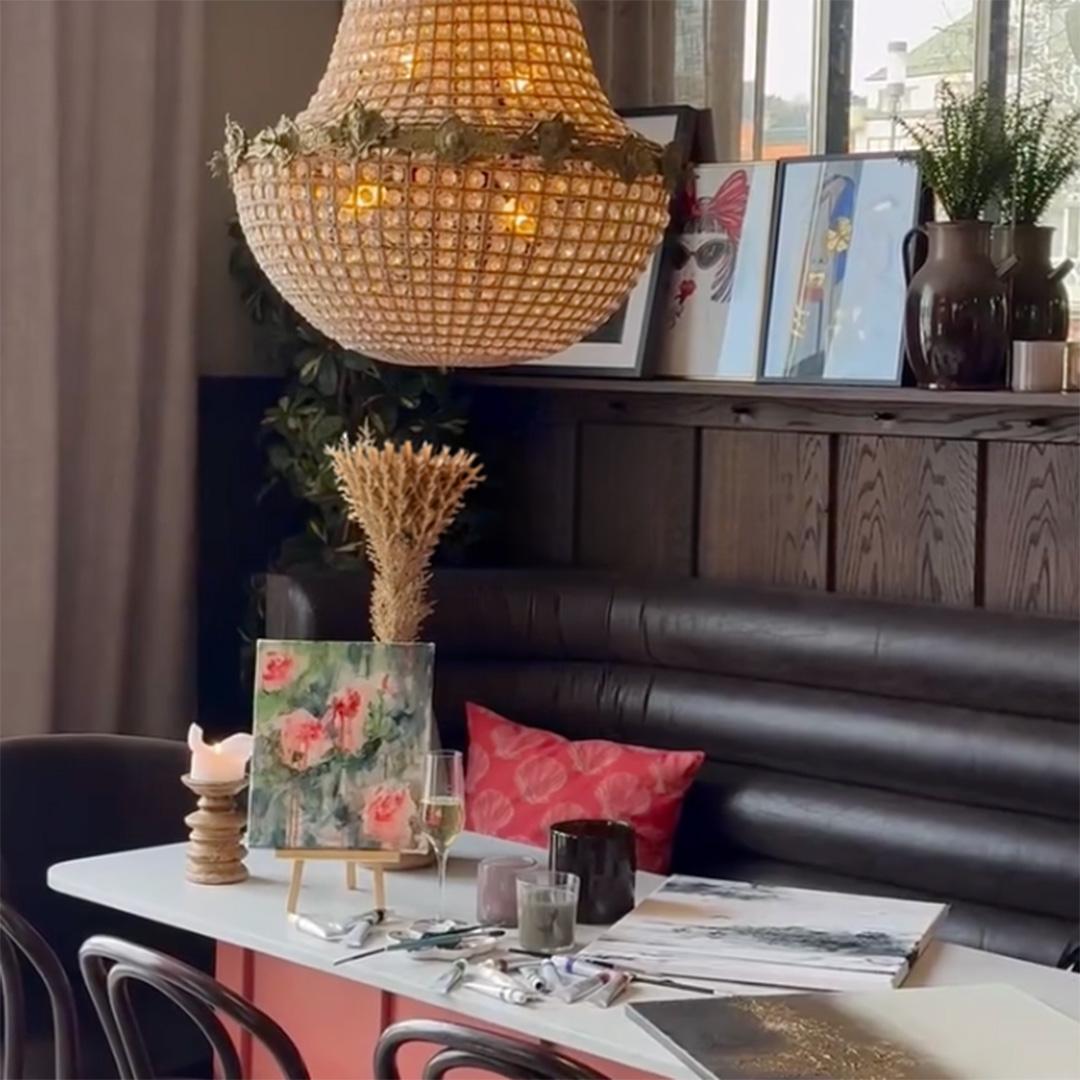 cafébord med målargrejer