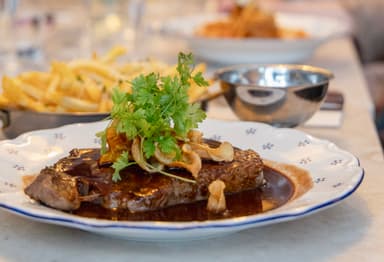 En köttbit på en tallrik i en restaurang.