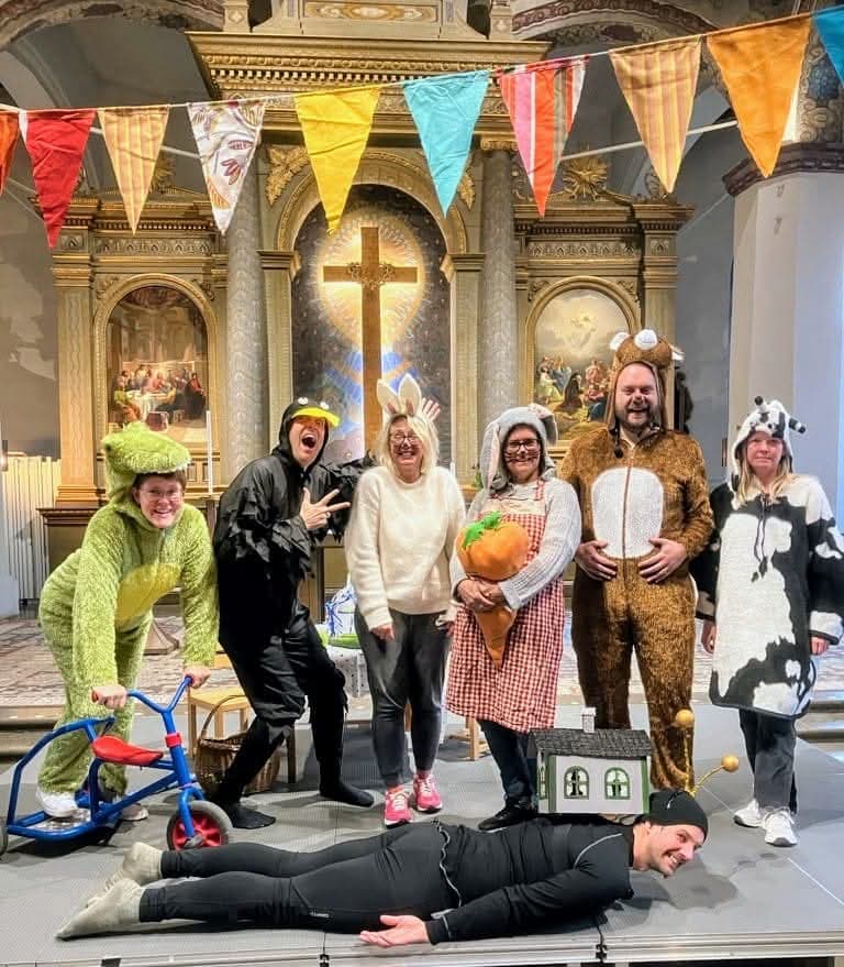 Personer utklädda i kyrkan.