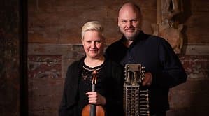 En man och en kvinna med instrument.
