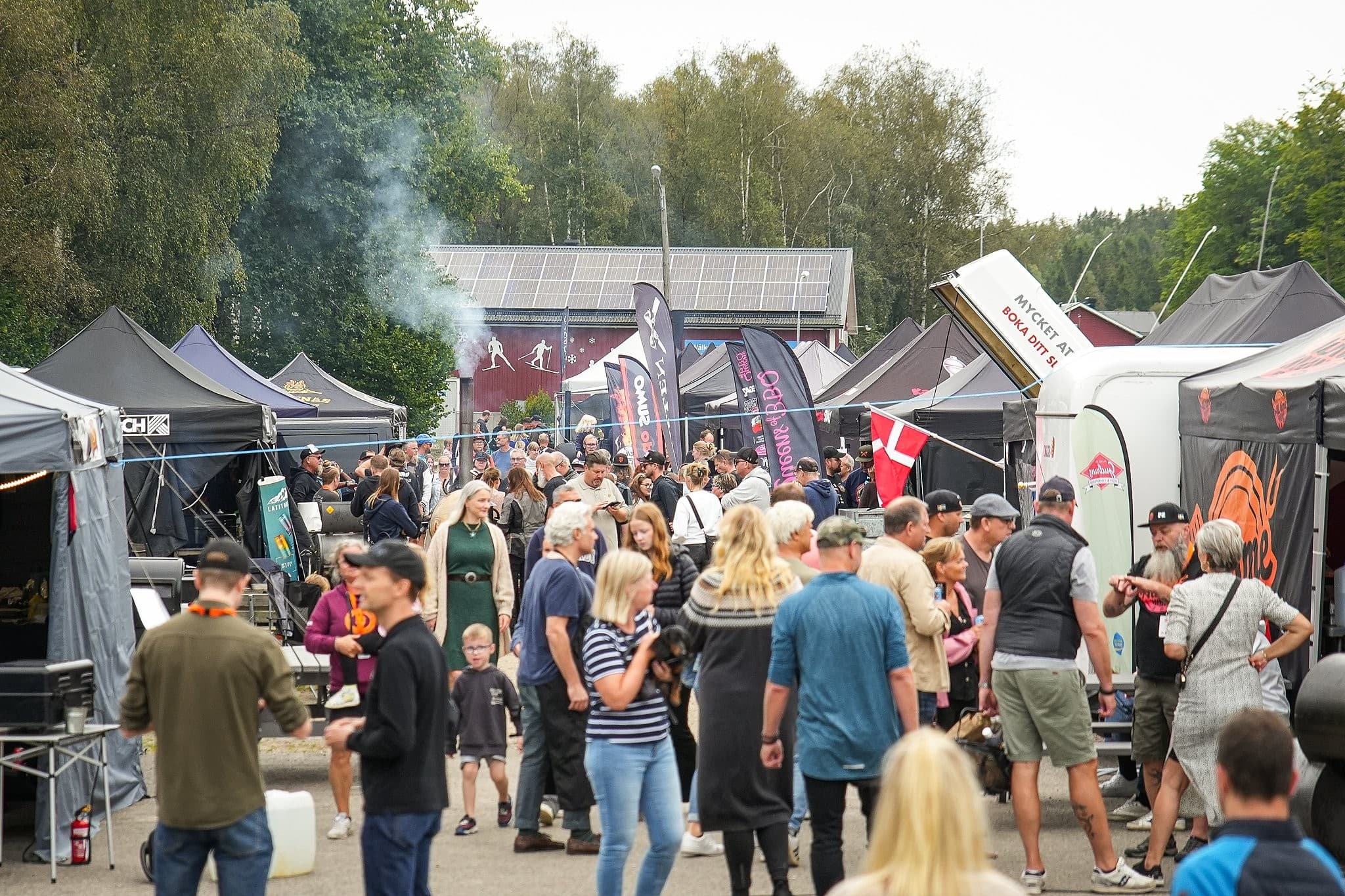 Folkmassa i ett festivalområde.