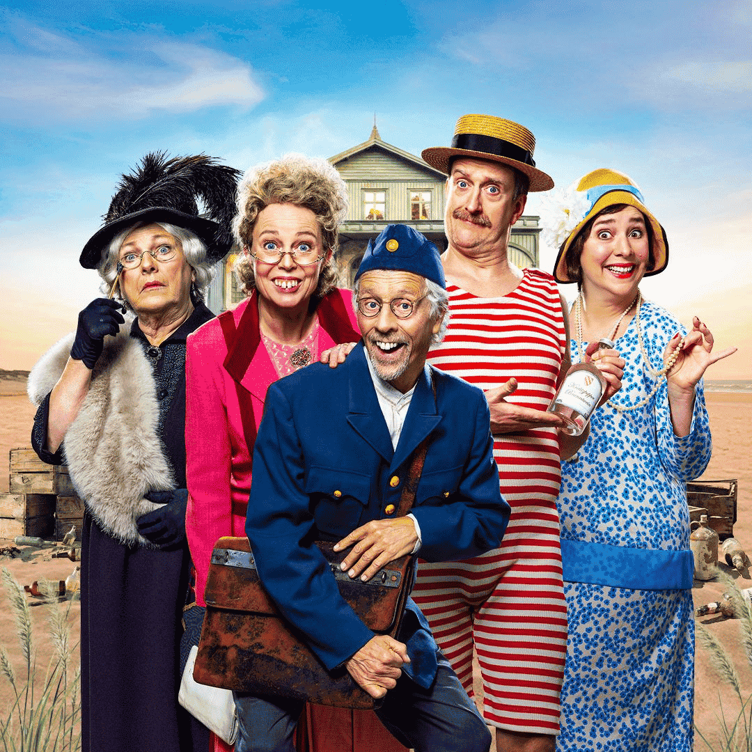 Manér bild från föreställningen Saltstänk & Smuggelsprit. På bild ser vi från väster Ewa Roos, Annika Andersson, Jojje Jönsson, Mickael Risebeck & Jeanette Capocci i sina karaktärer.