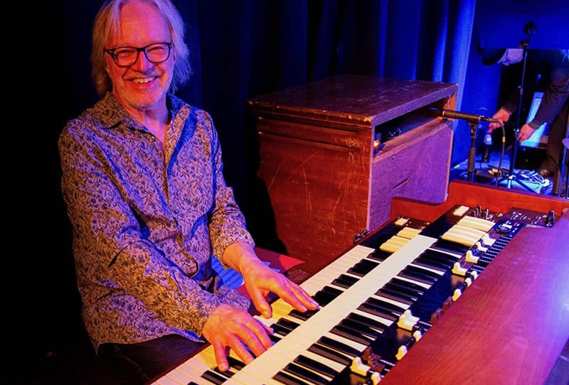 Glad man spelar orgel.