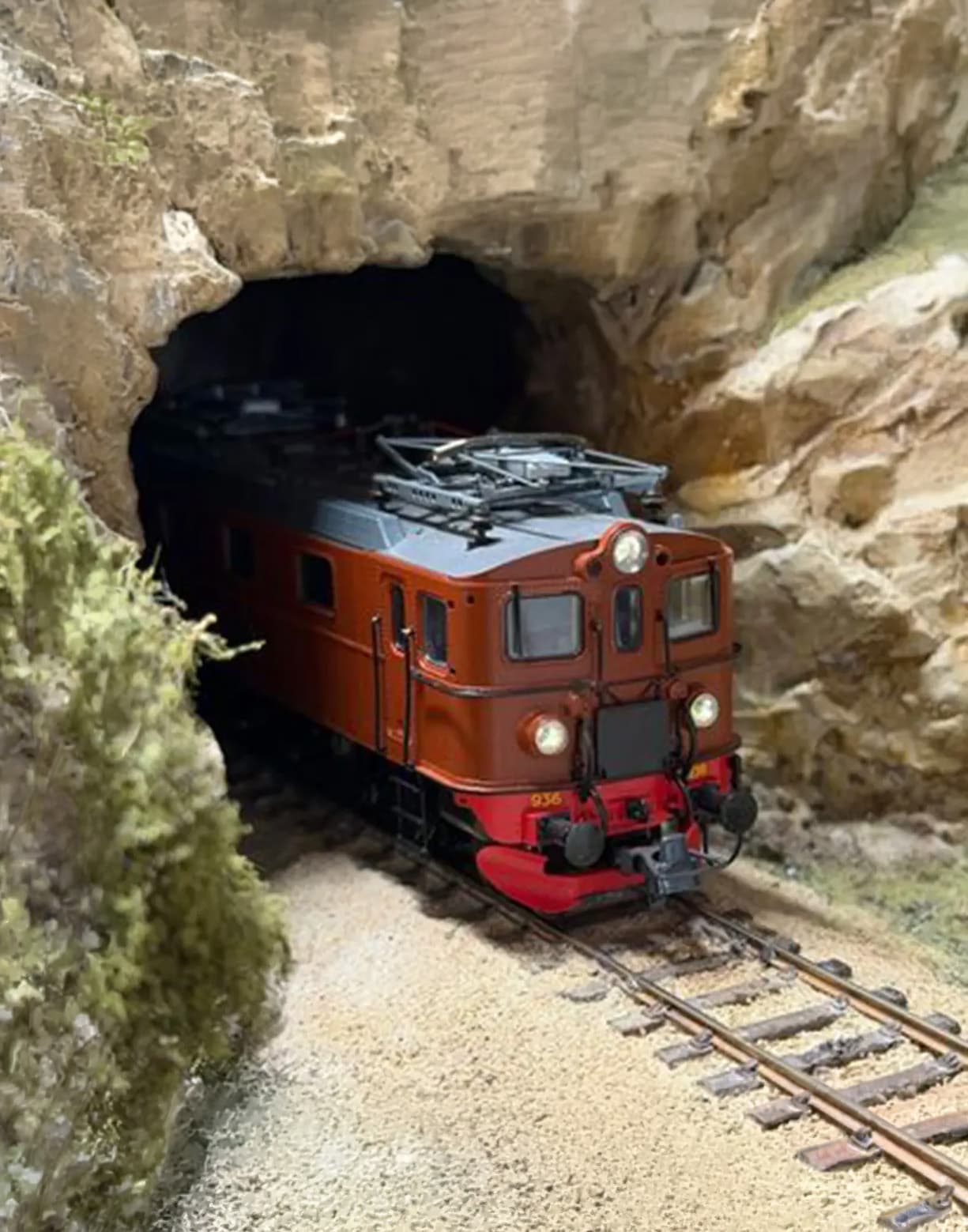 modelltåg som kommer ut från en tunnel
