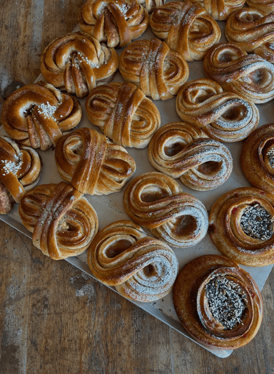 Bullar på en plåt.