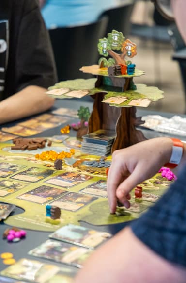 En grupp människor som spelar ett brädspel.