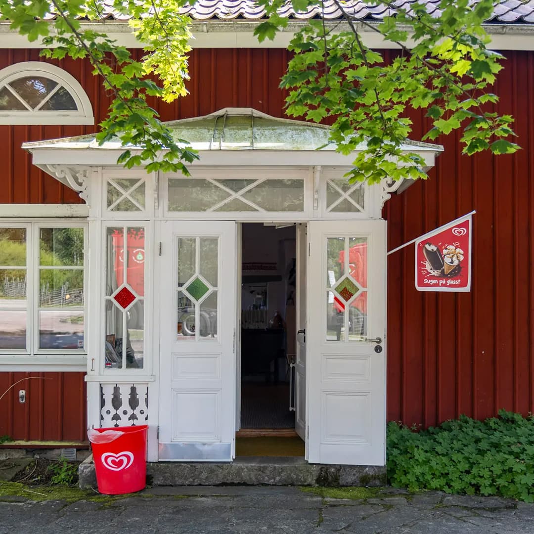 entré äldre rött trähus