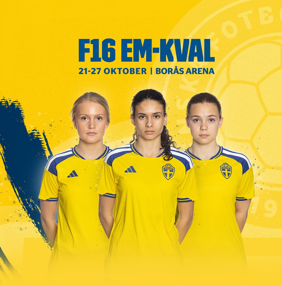 Tre tjejer i Sveriges landslagskläder i fotboll
