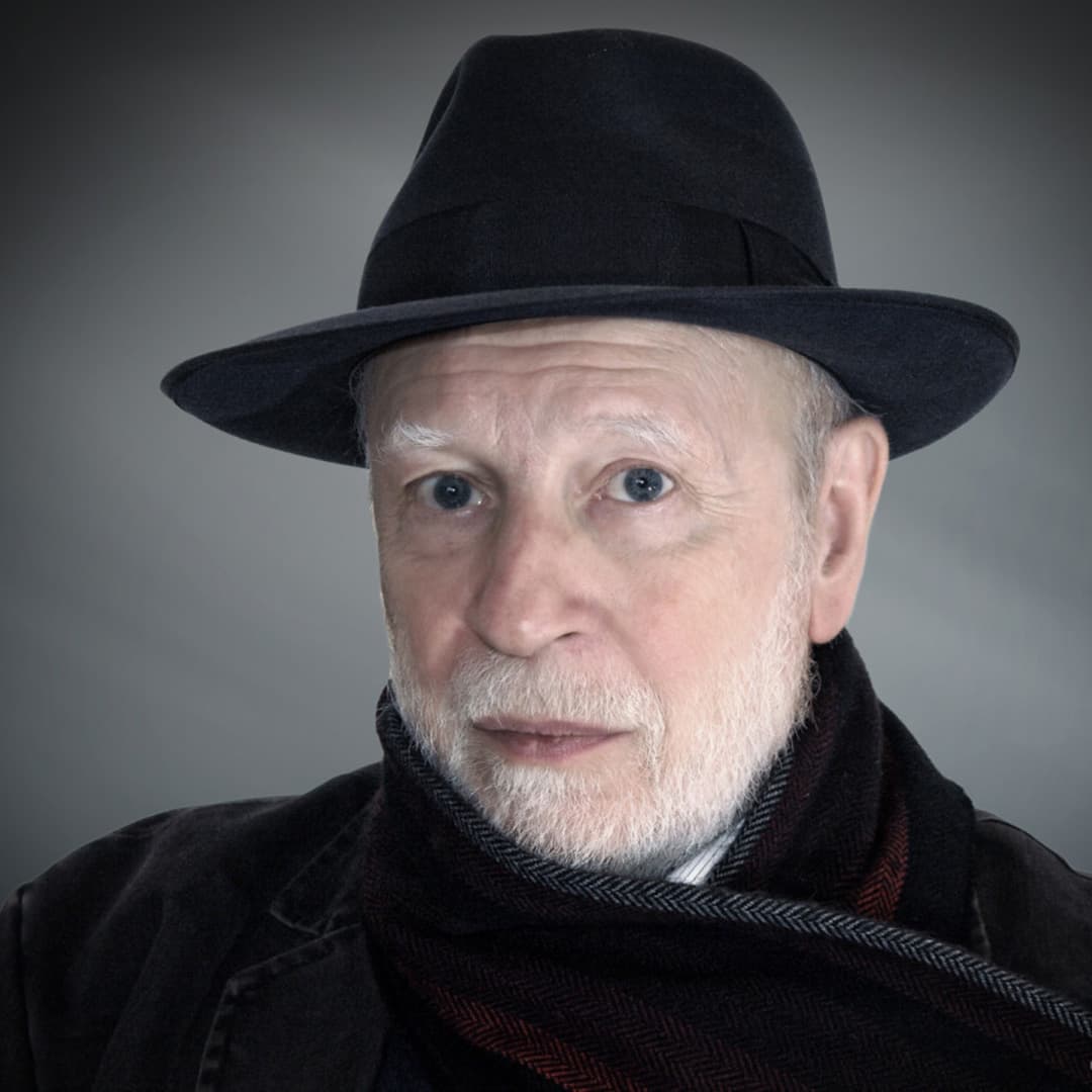 Man i svart rock och hatt