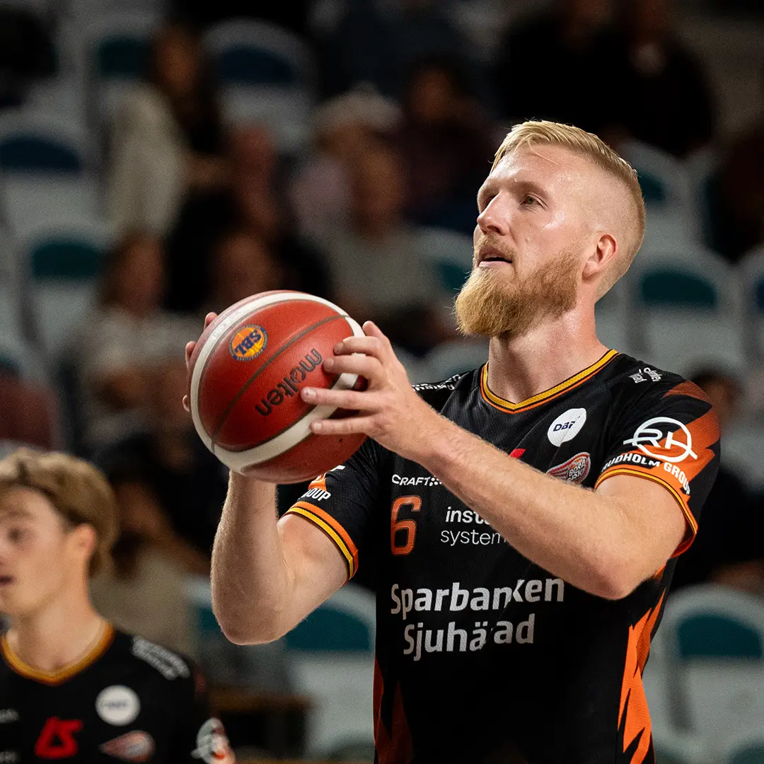 basketspelare beredd att kasta