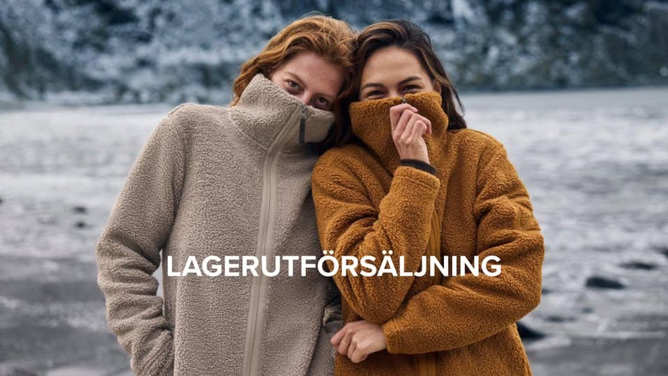 Två tjejer iförda jackor från Didriksons. En i en beige och den andra i en senapsgul.